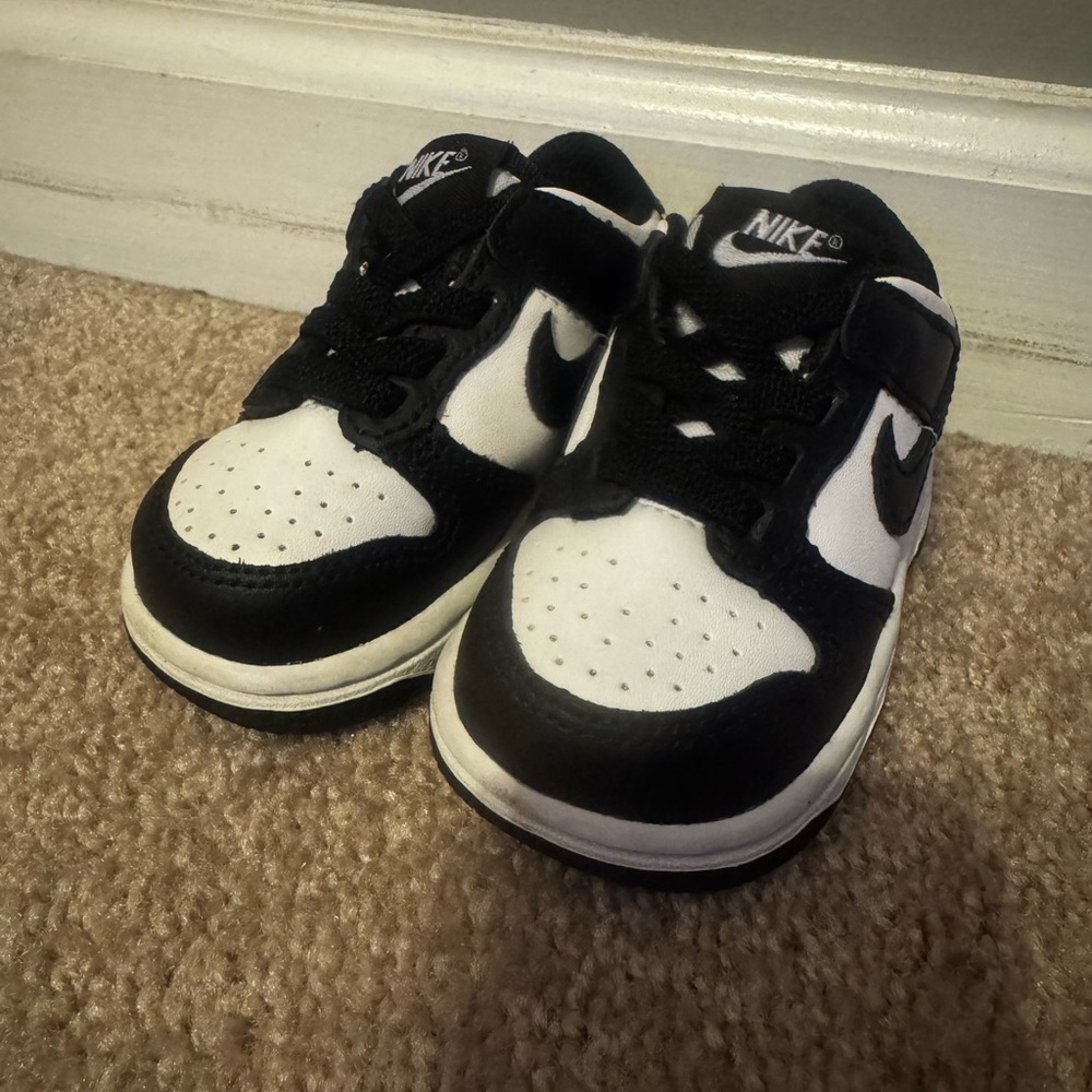 Nike toddlers Black and White Nikes - Picture 2 of 4
